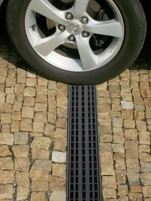 Kanał 1000x131x98 z kratą PP A15