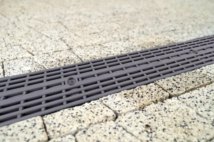 Kanał 1000x131x98 z kratą PP A15