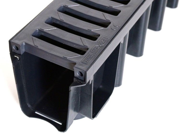 Łączenie krat odbywa się poprzez wsunięcie występów w otwory